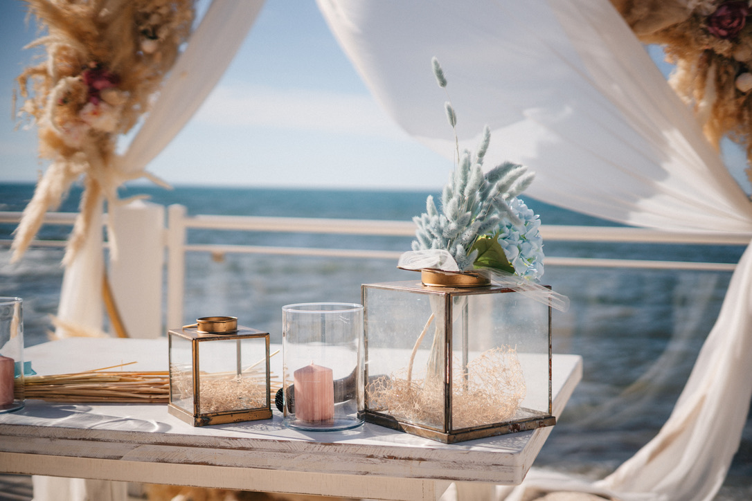 Dettagli del rito, tessuti e candele davanti al mare